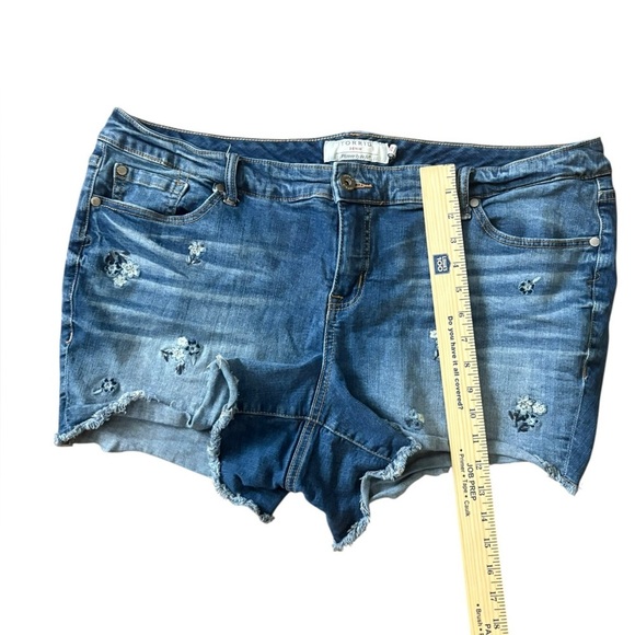 Torrid Floral Embroidered Medium Wash Size 20 Denim Shorts Mid Rise - Picture 5 of 7